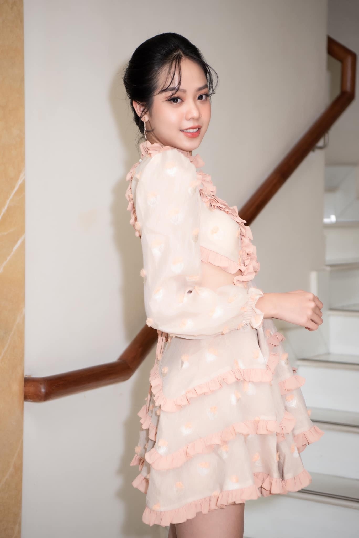 Cô được khán giả nhận xét xinh xắn, trong trẻo. Khi tham gia Hoa hậu Việt Nam, cô thường chọn các kiểu váy áo phong cách tiểu thư.