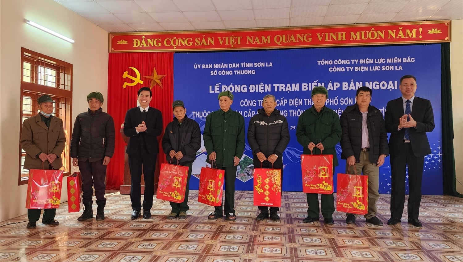 Công ty Điện lực Sơn La tặng quà 15 hộ nghèo trên địa bàn xã Chiềng Cọ