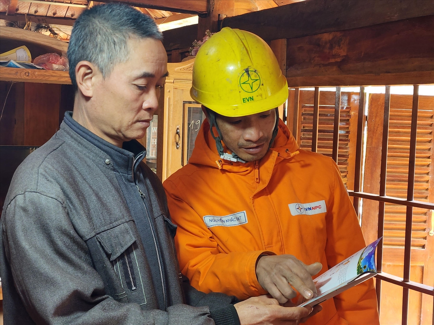 Nhân viên Công ty Điện lực Sơn La hướng dẫn người dân cách sử dụng điện an toàn