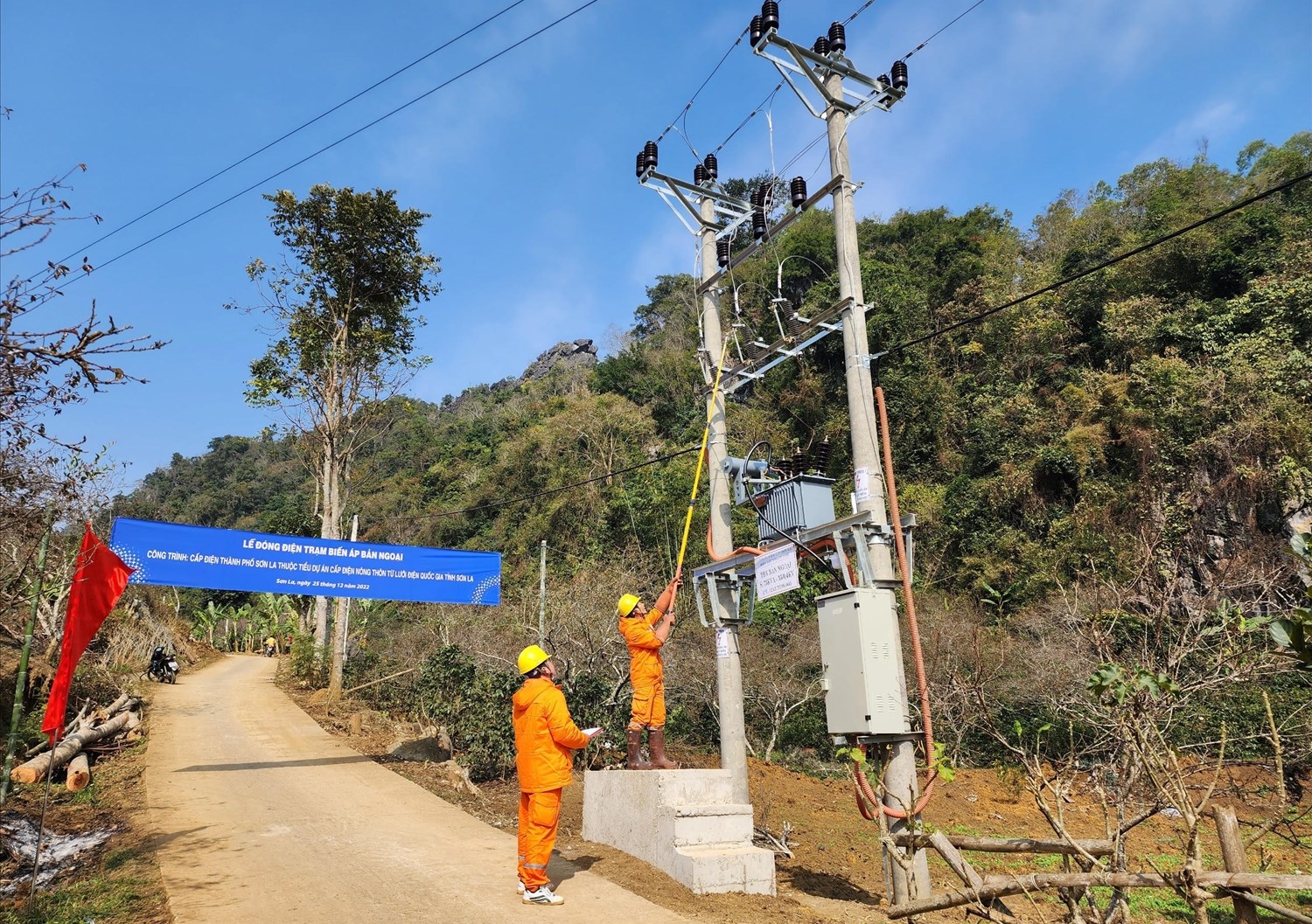 Tổ chức đóng điện giúp 45 hộ dân người Thái ở bản Ngoại, xã Chiềng Cọ, Tp. Sơn La (tỉnh Sơn La) được sử dụng điện an toàn