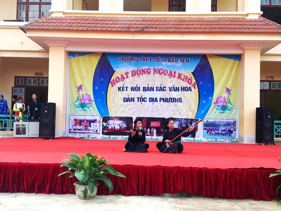 Học sinh Trường THPT số III Bảo Yên (Lào Cai) biểu diễn hát then cùng nghệ nhân Tày.