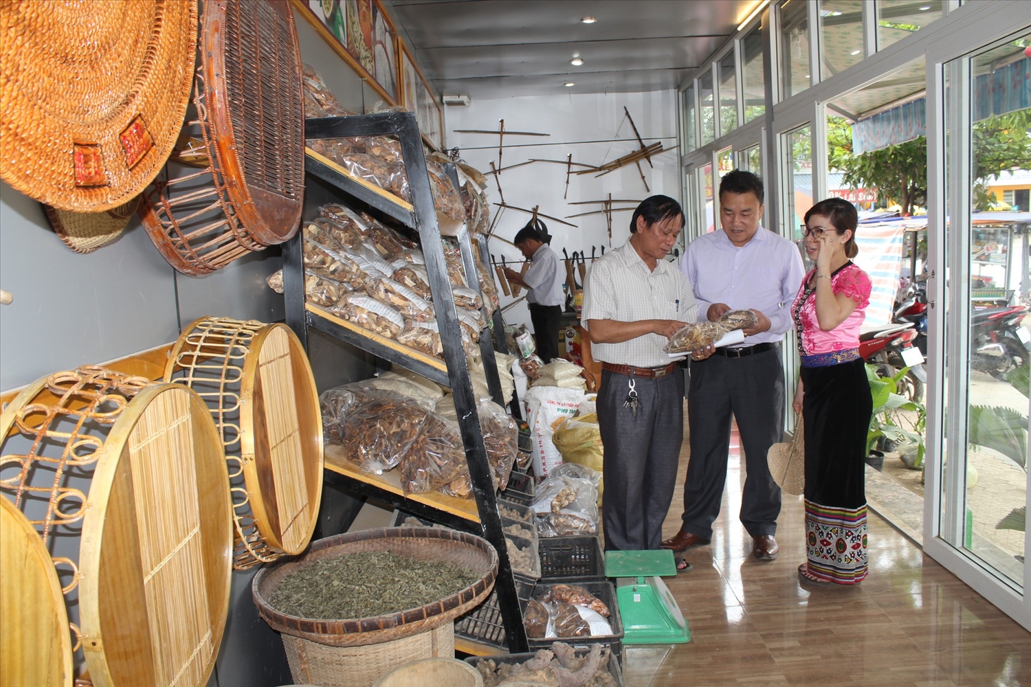 Gian hàng đặc sản được huyện Quế Phong được mở với mong muốn kết nối tiêu thụ sản phẩm bà con sản xuất - ảnh tư liệu