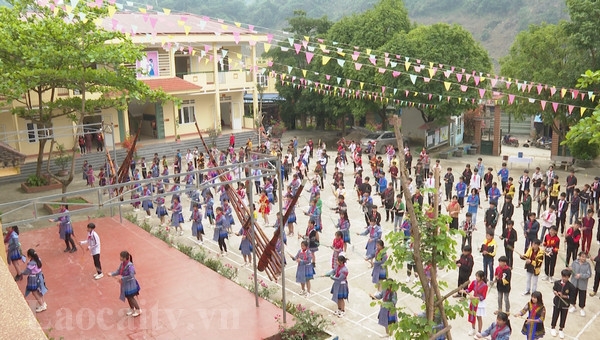 Học sinh Trường THCS Na Lốc tham gia ngoại khóa múa gậy sinh tiền. Ảnh: laocaitv.vn
