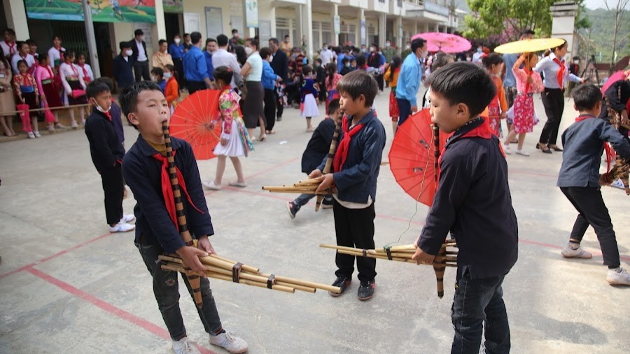 Các em học sinh Trường PTDT bán trú tiểu học xã Cán Chu Phìn (huyện Mèo Vạc, tỉnh Hà Giang) biểu diễn khèn Mông