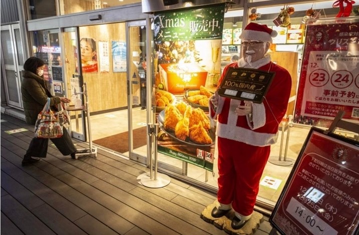  Một người phụ nữ đang sát khuẩn tay trước khi vào cửa hàng KFC tại thủ đô Tokyo (Nhật Bản). (Ảnh: Kyodo)
