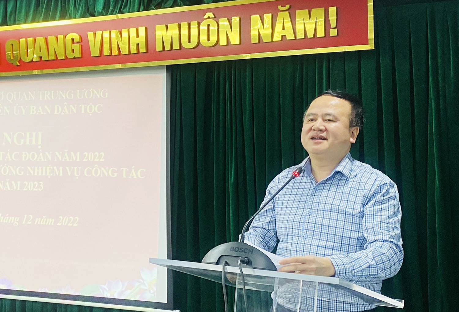 Ủy viên Ban Thường vụ Đảng ủy, Chánh Văn phòng UBDT Lò Quang Tú phát biểu chỉ đạo Hội nghị