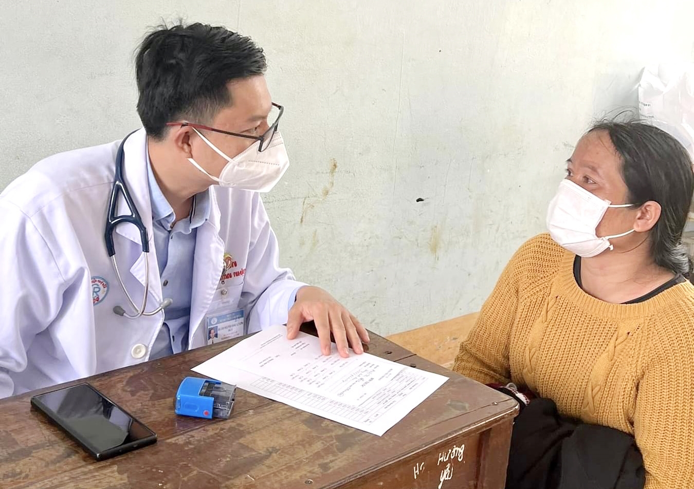 Các y, bác sĩ của Bệnh viện Chợ Rẫy và Bệnh viện Răng - Hàm - Mặt TP. Hồ Chí Minh tổ chức khám bệnh, phát thuốc miễn phí cho đồng bào