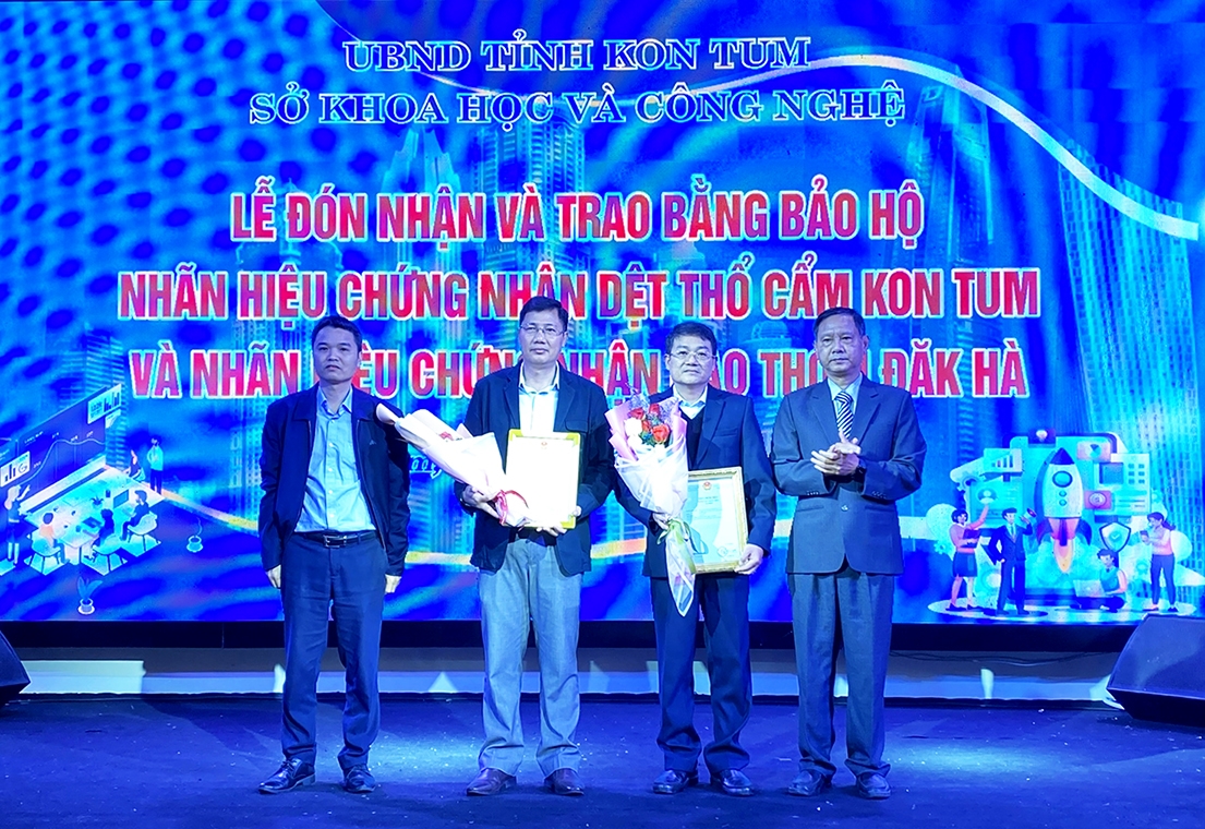 Ông U Minh Nam - Phó trưởng Ban Dân tộc tỉnh Kon Tum (thứ 2 từ trái sang) nhận Bằng bảo hộ nhãn hiệu chứng nhận Dệt thổ cẩm Kon Tum
