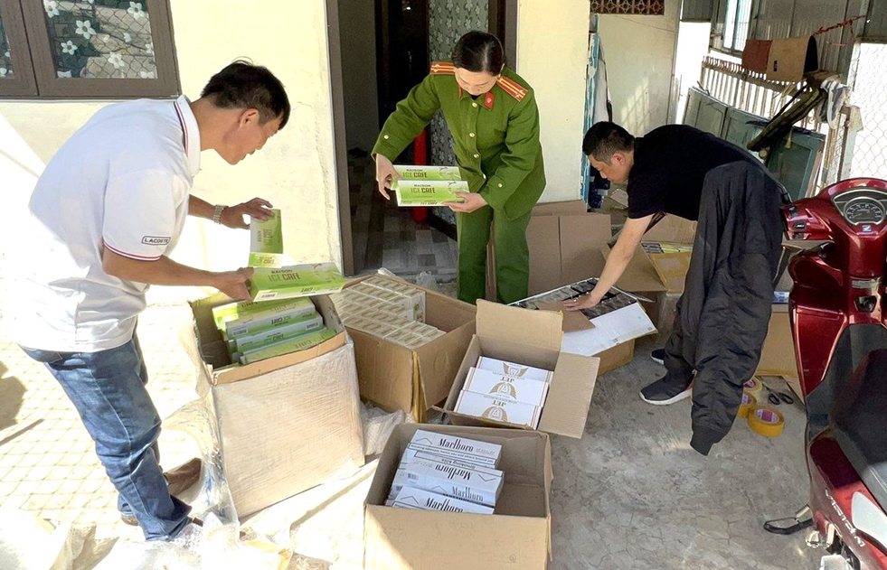 Lực lượng chức năng kiểm tra lô thuốc lá lậu tại nơi ở của Trương Thị Yến