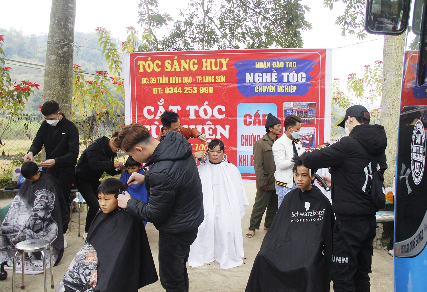 Cắt tóc miễn phí cho người dân và học sinh xã Chí Minh, huyện Tràng Định