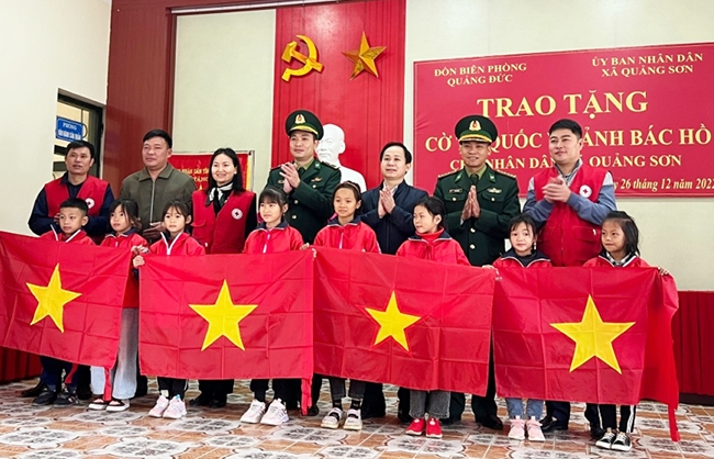 Đồn Biên phòng Quảng Đức phối hợp với Hội Chữ thập đỏ huyện Hải Hà trao tặng 600 cờ Tổ quốc và 30 ảnh Bác Hồ cho người dân khu vực biên giới