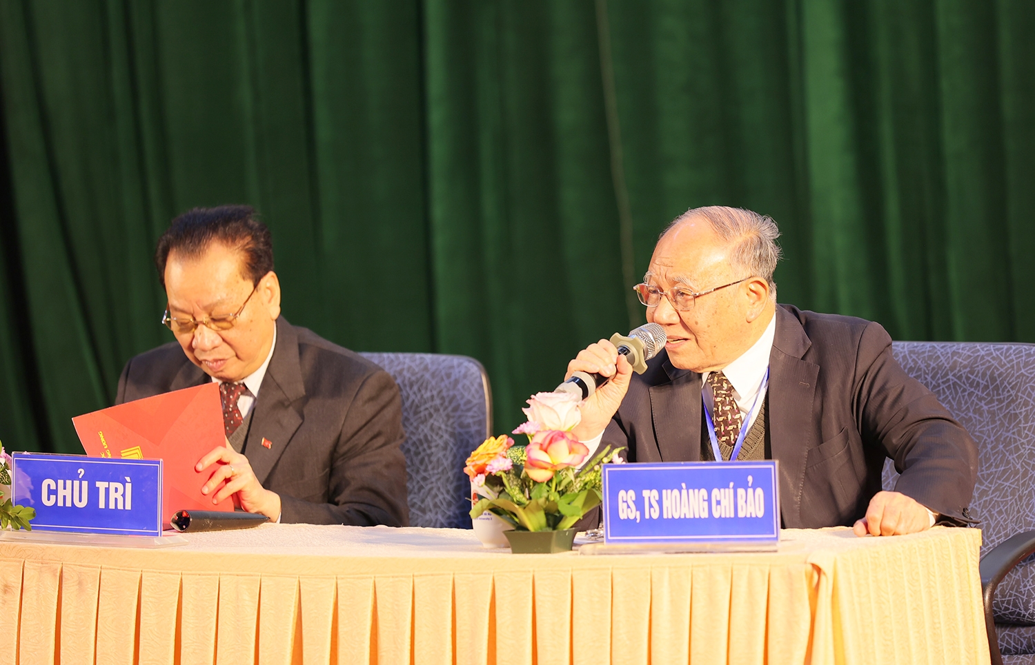 Chuyên gia Cao cấp, Nguyên Chủ tịch Hội đồng Khoa học Viện Khoa học nghiên cứu nhân tài - nhân lực Hoàng Chí Bảo phát biểu tại Hội thảo