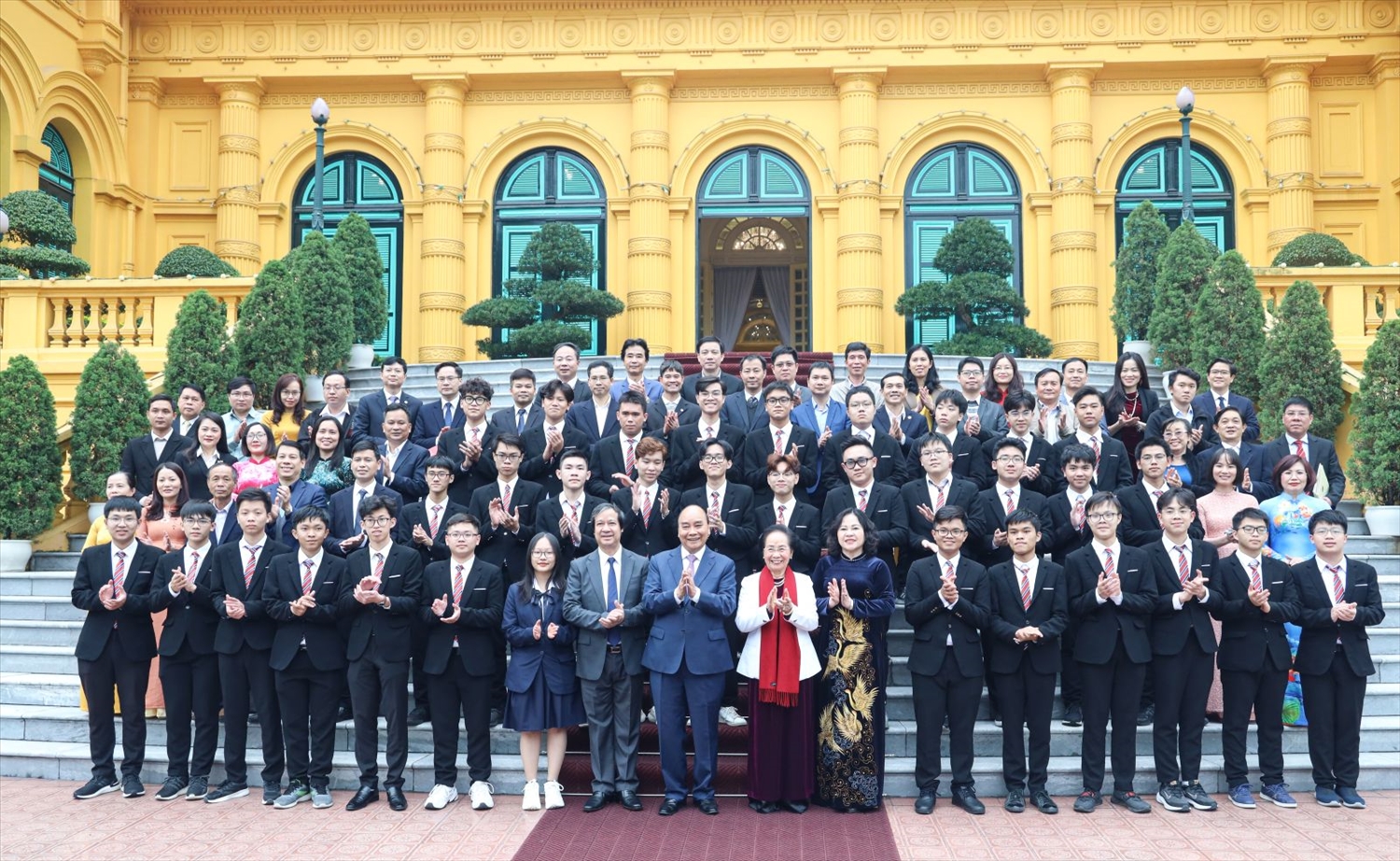 Chủ tịch nước Nguyễn Xuân Phúc với các học sinh tại buổi gặp mặt. Ảnh:VPCTN