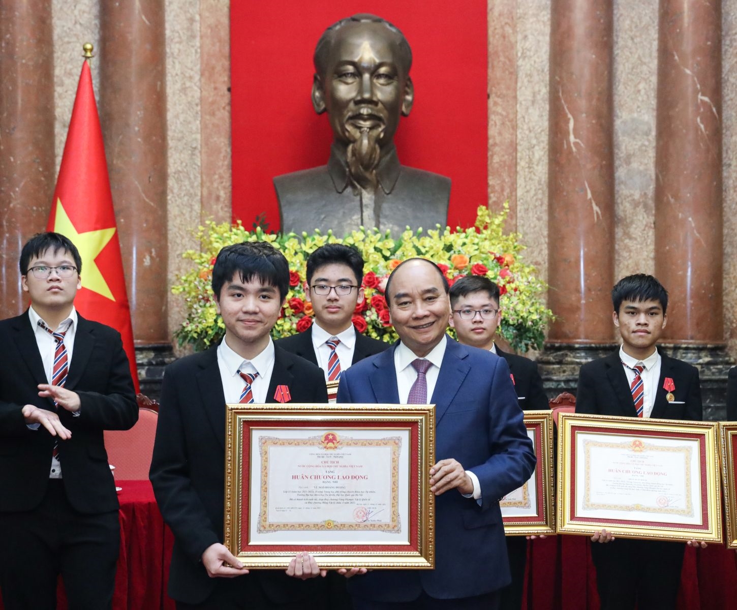 Chủ tịch nước Nguyễn Xuân Phúc trao tặng Huân chương Lao động hạng Nhì và hạng Ba cho học sinh đoạt giải các cuộc thi Olympic và Khoa học kỹ thuật quốc tế năm 2022. Ảnh:VPCTN