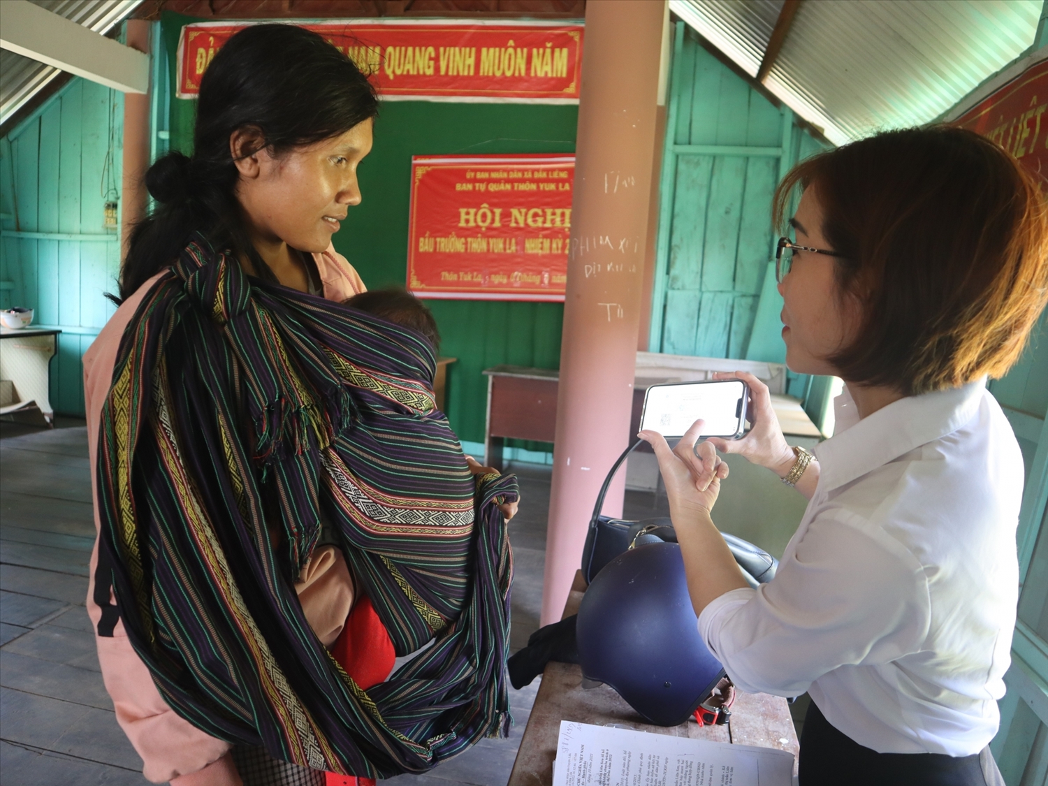 Cán bộ Bảo hiểm xã hội huyện Lắk hướng dẫn người dân cài đặt ứng dụng VssID.