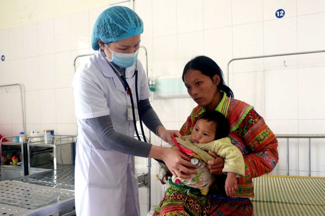 Bác sĩ Bệnh viện Đa khoa khu vực ATK huyện Yên Sơn khám bệnh cho người dân.