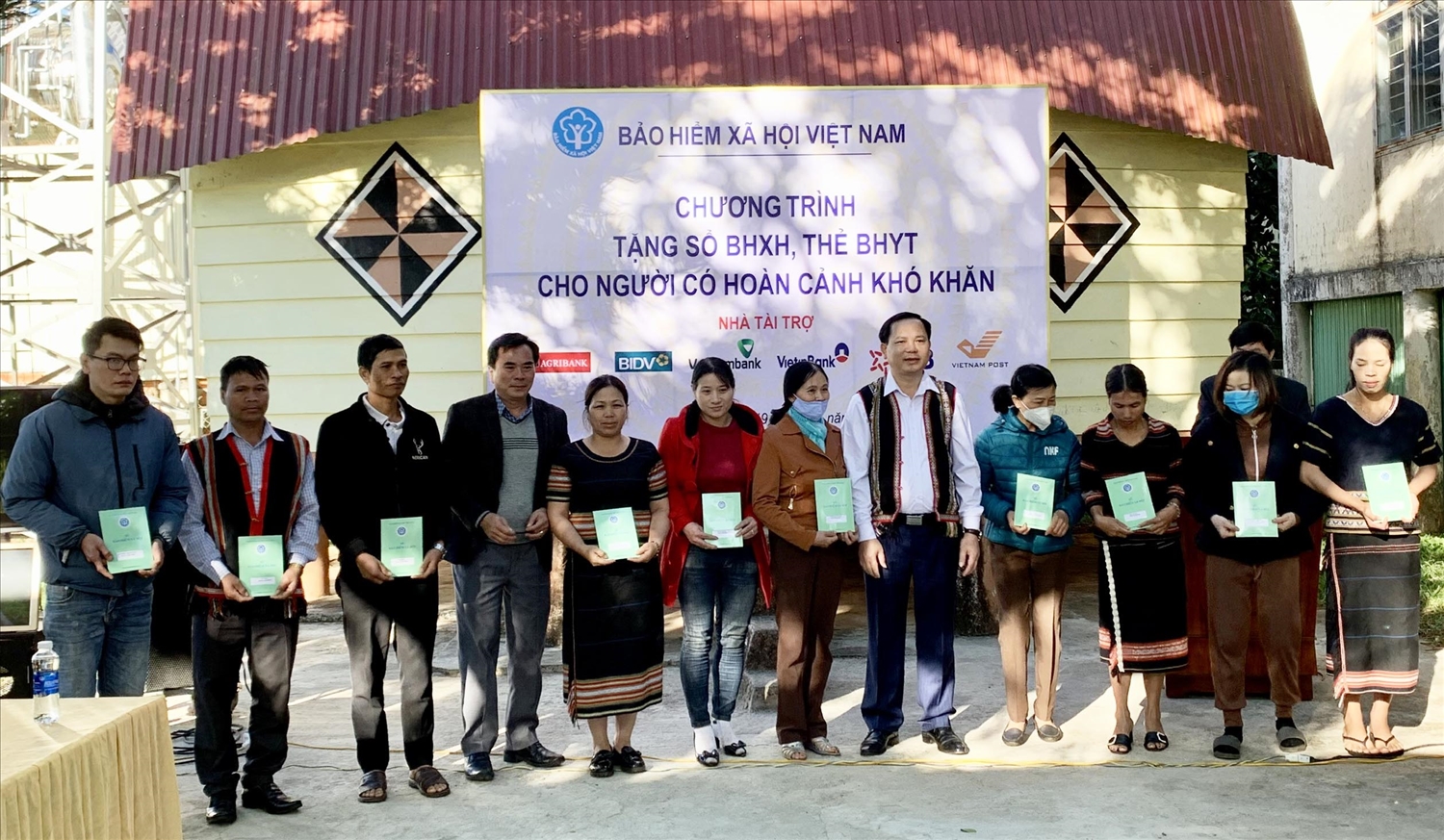 Trao tặng sổ BHXH, thẻ BHYT cho người có hoàn cảnh khó khăn tại làng Ia Nueng, xã Biển Hồ, TP. Pleiku, tỉnh Gia Lai.