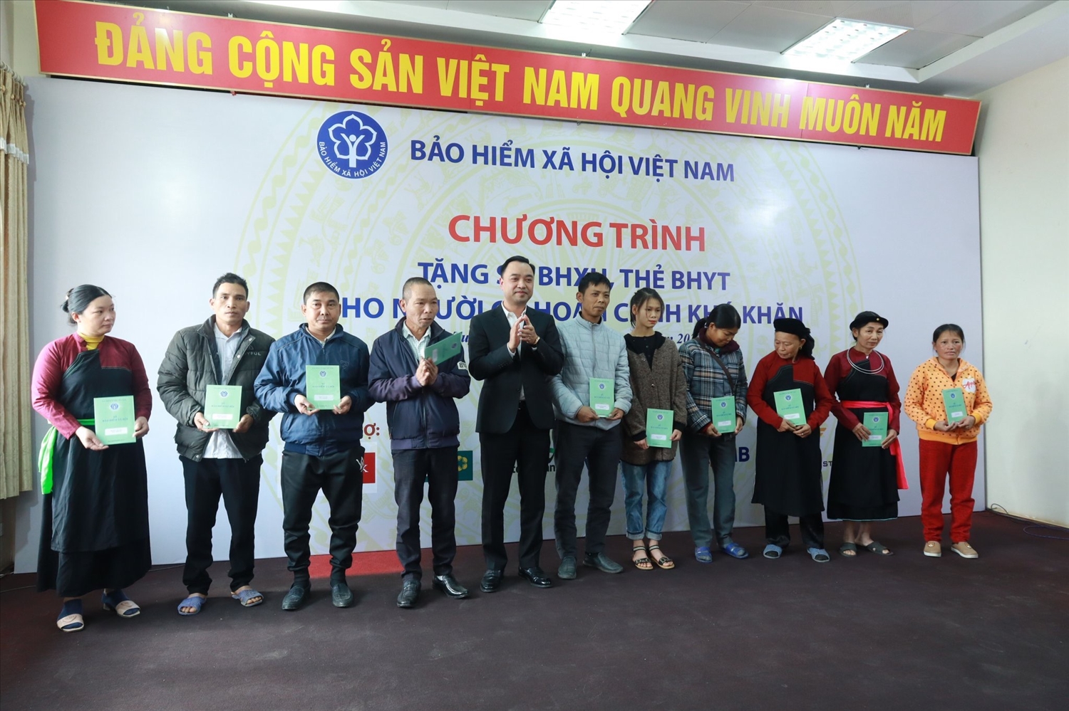 Phó Chủ tịch chuyên trách HĐQL BHXH Nguyễn Văn Cường trao tặng sổ, thẻ tại tỉnh Tuyên Quang ngày 17/12/2022.