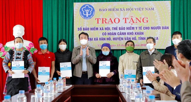 Tổng Giám đốc BHXH Việt Nam Nguyễn Thế Mạnh trao sổ BHXH và thẻ BHYT cho người dân có hoàn cảnh khó khăn tại tỉnh Sơn La ngày 15/12/2022.