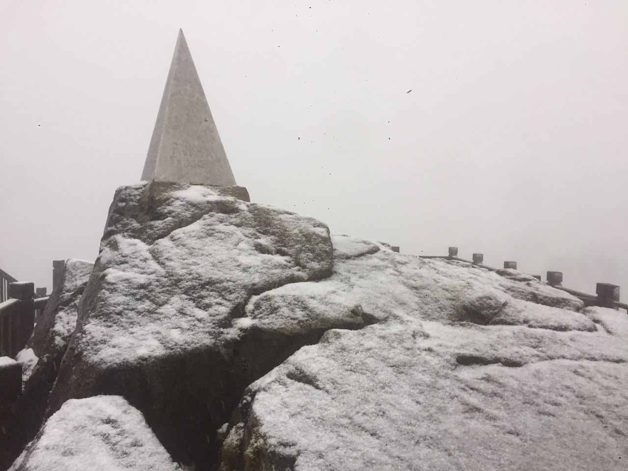 (TIN ẢNH) Mưa tuyết phủ trắng trên đỉnh Fansipan 3