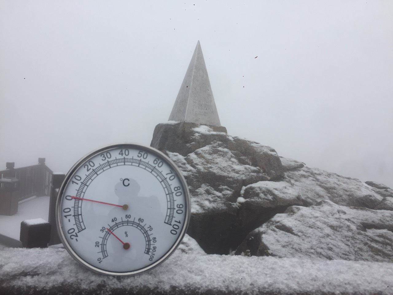 Nhiệt độ hiện tại trên đỉnh Fansipan là 0 độ C