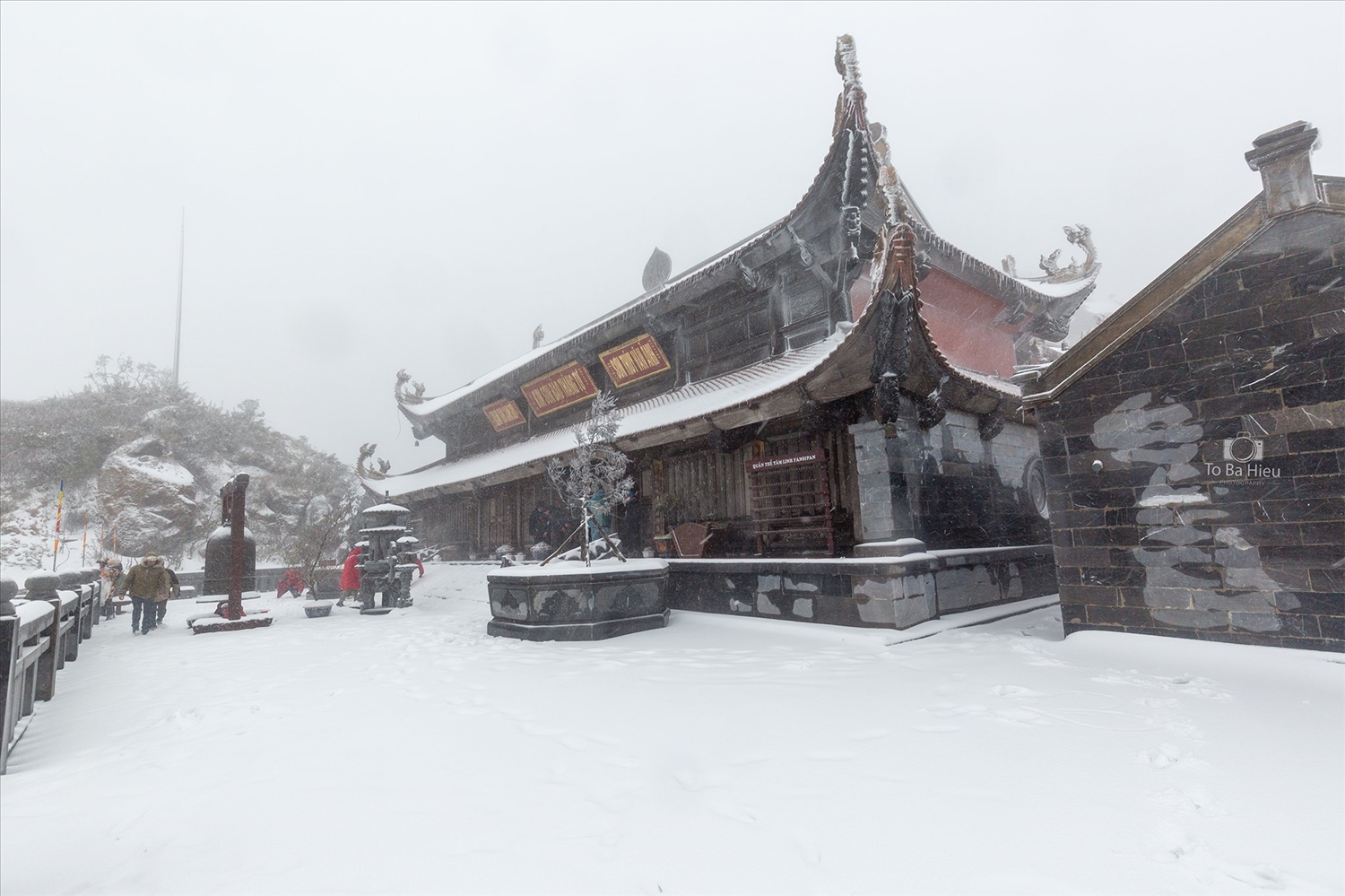 Du khách thích thú trải nghiệm cảnh tuyết rơi trên đỉnh Fansipan