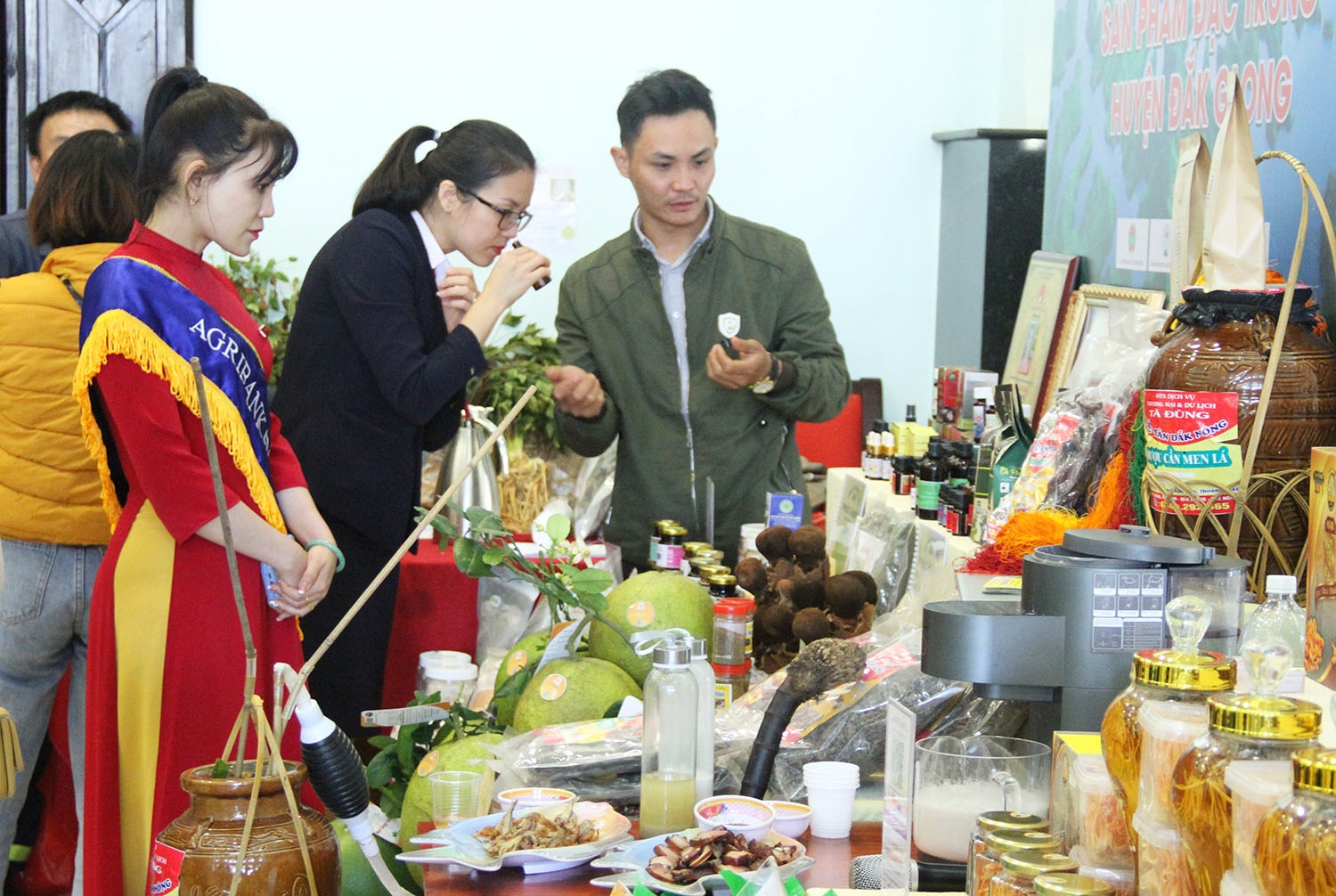 Đại biểu tham quan các gian hàng trưng bày sản phẩm nông nghiệp đặc trưng của tỉnh Đắk Nông