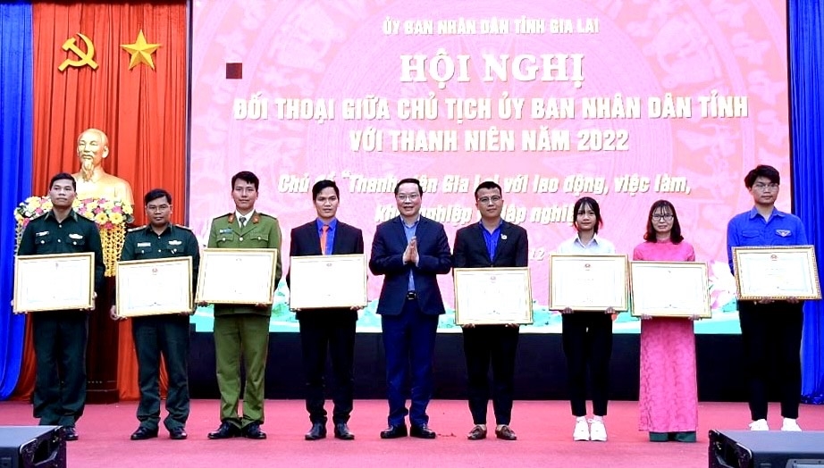 Chủ tịch UBND tỉnh Gia Lai tặng Bằng khen cho 9 công dân trẻ tiêu biểu năm 2021