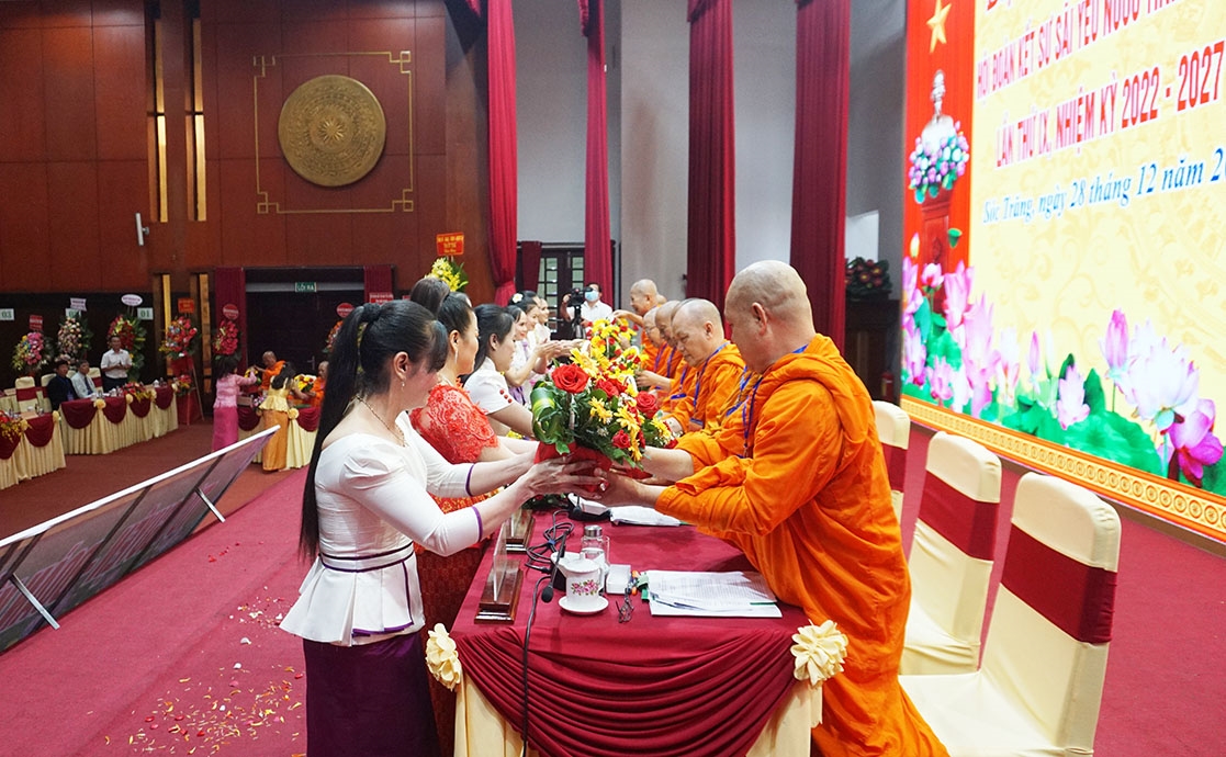 Phật tử các chùa đến tặng hoa chúc mừng Đại hội