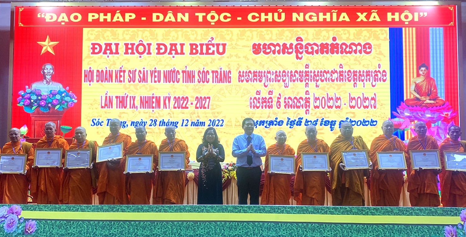 Ông Dương Sà Kha và bà Hồ Thị Cẩm Đào trao Bằng khen đến các cá nhân đã có thành tích xuất sắc trong công tác Phật sự, an sinh xã hội và phong trào thi đua yêu nước, giai đoạn 2017 - 2022 