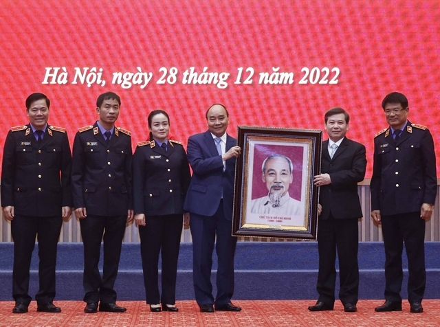 Chủ tịch nước Nguyễn Xuân Phúc trao bức chân dung Chủ tịch Hồ Chí Minh tặng ngành KSND
