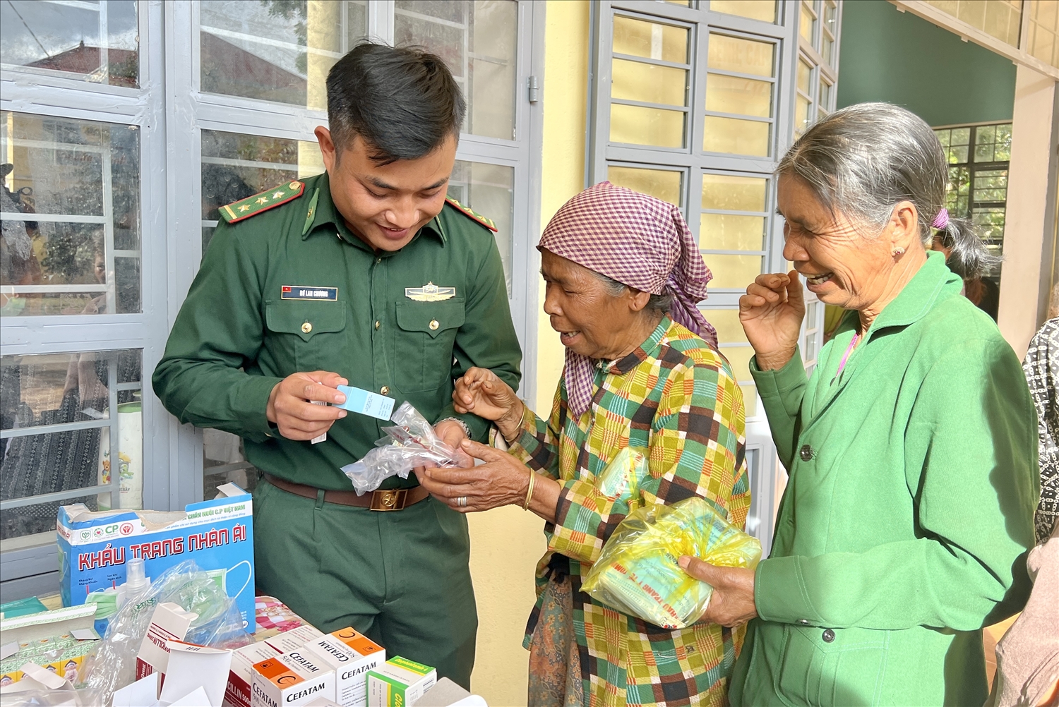 Chiến sĩ Bộ đội Biên phòng Cửa khẩu Quốc tế Lệ Thành hướng dẫn sử dụng thuốc cho người dân