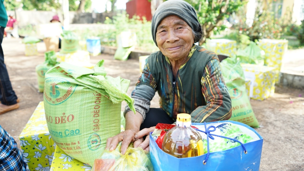 Bà Rơ Mah Dớt (làng Mook Trêl, xã Ia Dom) phấn khởi khi được món quà Xuân ý nghĩa từ Bộ đội Biên phòng Cửa khẩu Quốc tế Lệ Thanh