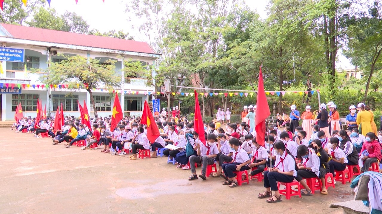 Học sinh Trường tiểu học xã Ðăk Môn, huyện Đăk Glei được tham gia BHYT đầy đủ.