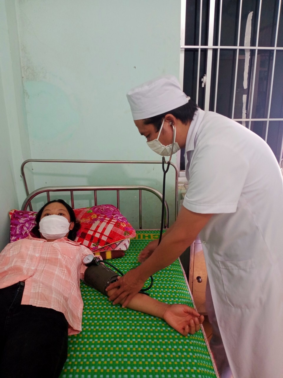 Khám chữa bệnh cho học sinh tham gia BHYT tại huyện Đăk Glei.