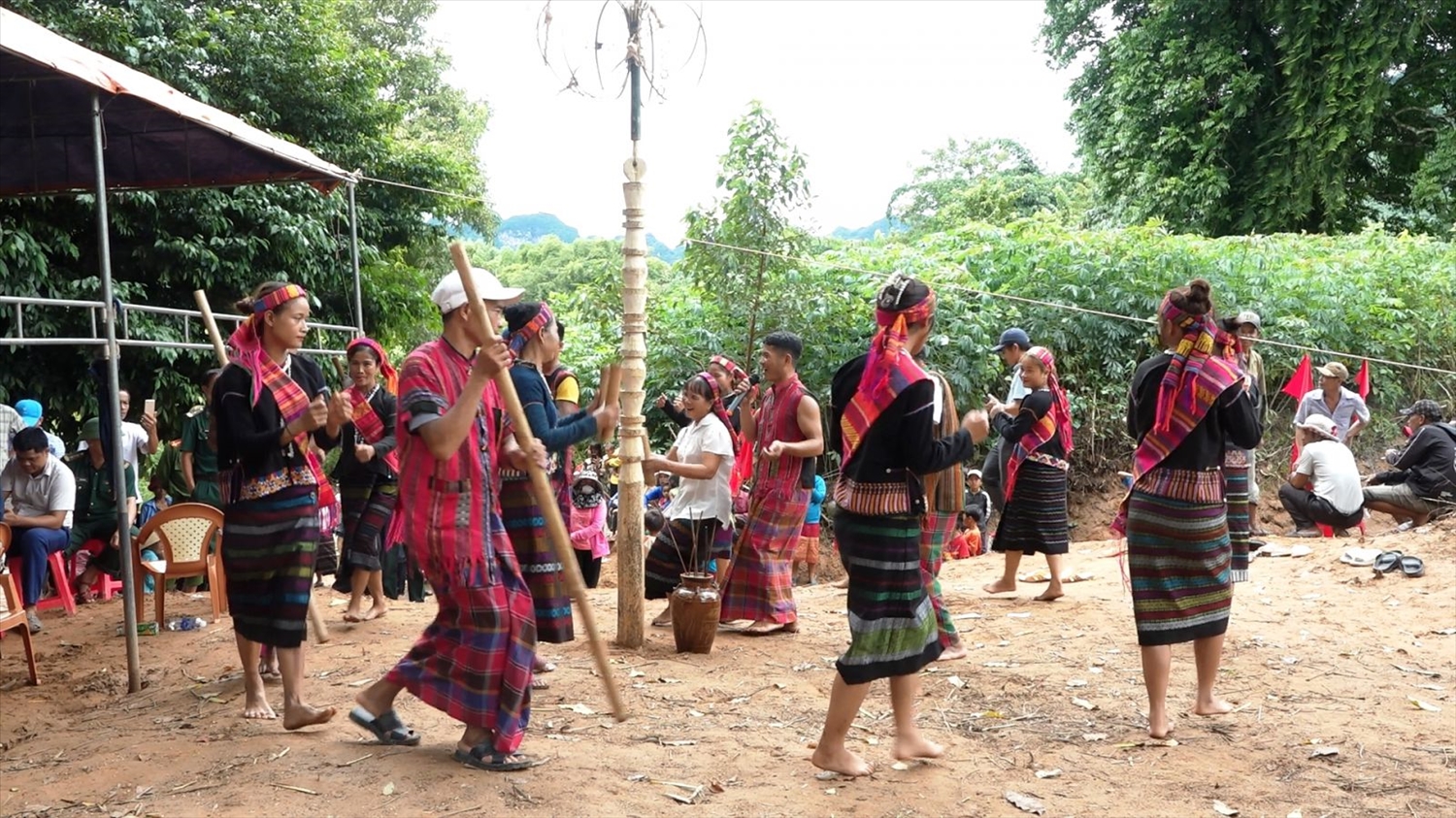 Đồng bào Bru Vân Kiều tham gia các trò chơi văn hoá dân gian tại Lễ hội Trỉa lúa