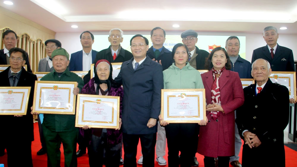 Lãnh đạo Ban Dân vận Tỉnh ủy, Ủy ban Đoàn kết công giáo tỉnh, Ủy ban MTTQ tỉnh Bắc Giang chụp ảnh lưu niệm với các đảng viên công giáo tiêu biểu