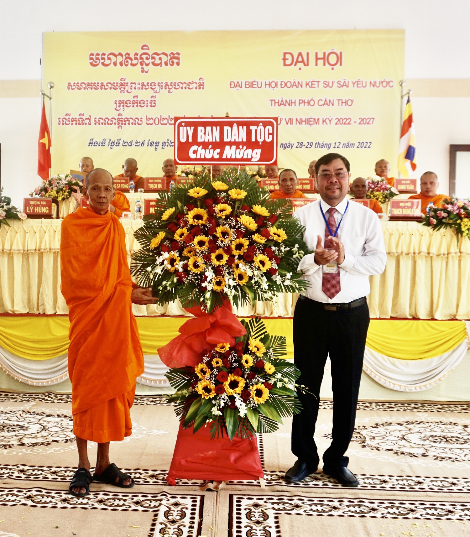  Ông Tào Việt Thắng - Phó Vụ trưởng Vụ Công tác dân tộc địa phương tặng hoa chúc mừng Đại hội 