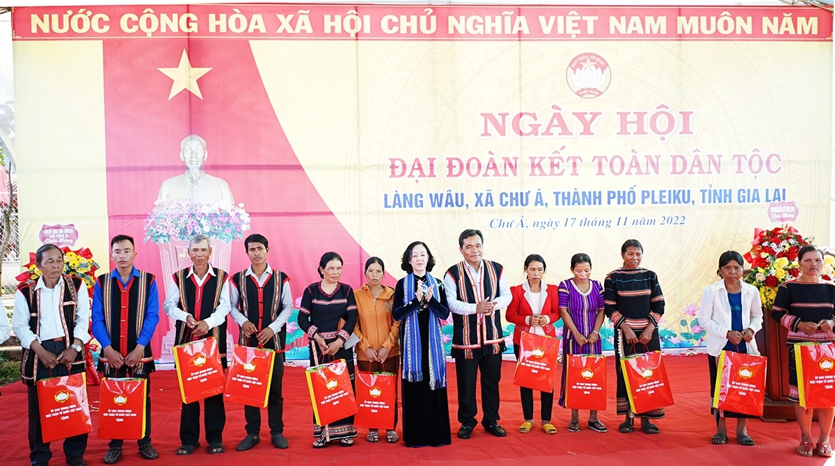 Trưởng ban Tổ chức Trung ương Trương Thị Mai và Đoàn công tác của Trung ương tặng nhiều phần quà ý nghĩa nhằm giúp đồng bào DTTS ở làng Wâu, Tp. Pleiku ổn định cuộc sống (tháng 11/2022)