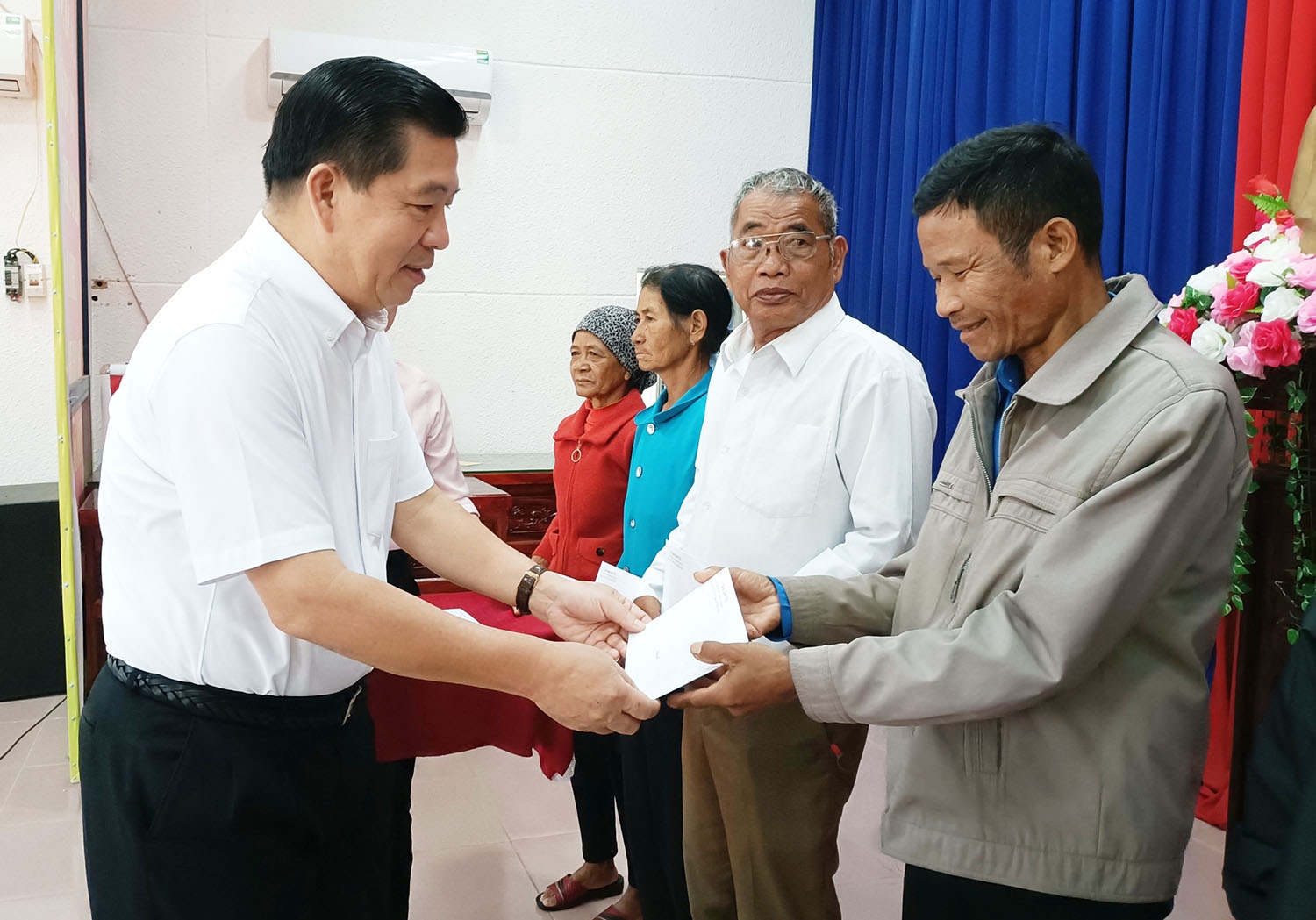 Thứ trưởng, Phó Chủ nhiệm UBDT Lê Sơn Hải tặng quà cho Người có uy tín huyện Bác Ái (Ninh Thuận)