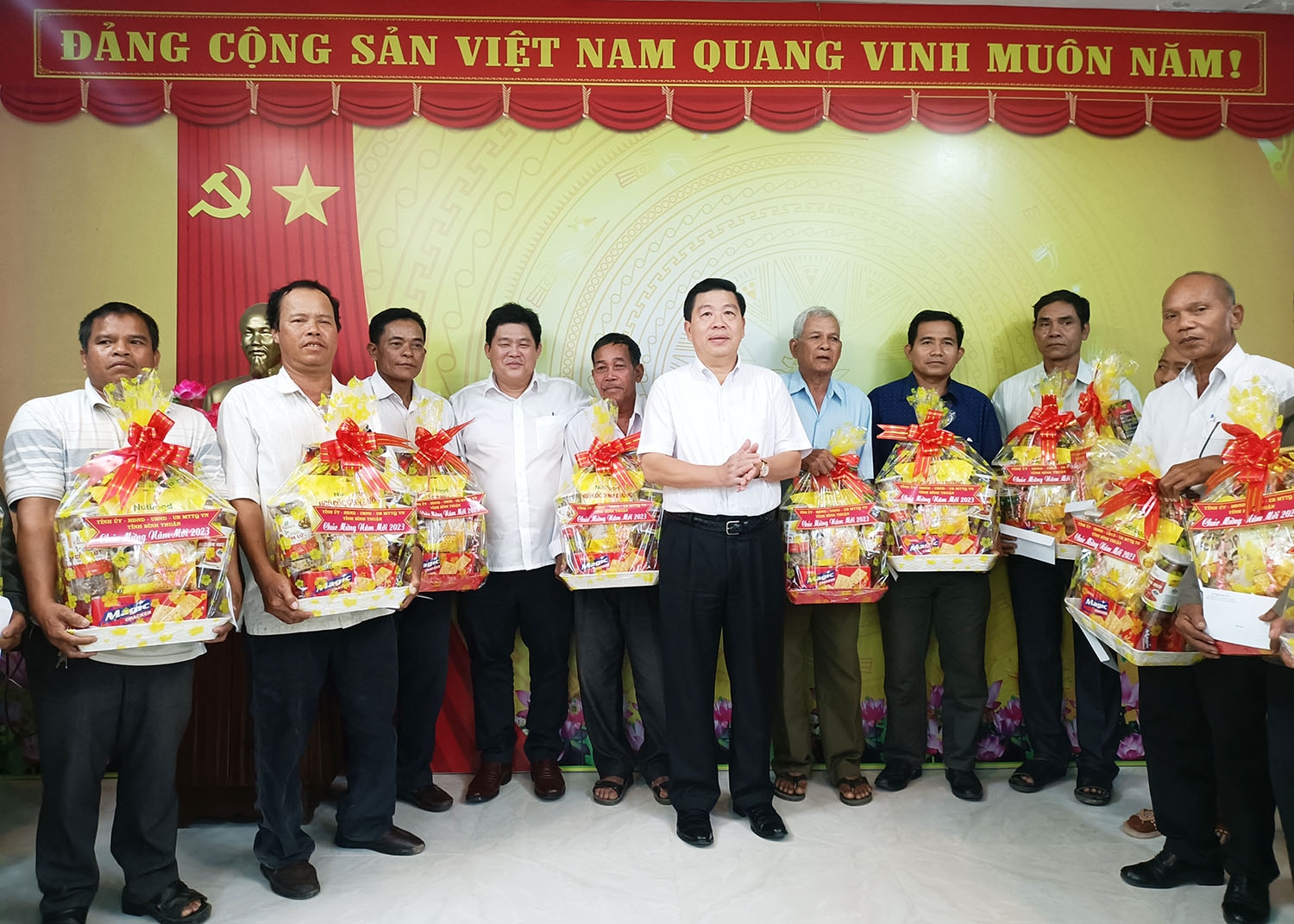 Thứ trưởng, Phó Chủ nhiệm UBDT Lê Sơn Hải tặng quà cho Người có uy tín huyện Tánh Linh (Bình Thuận)