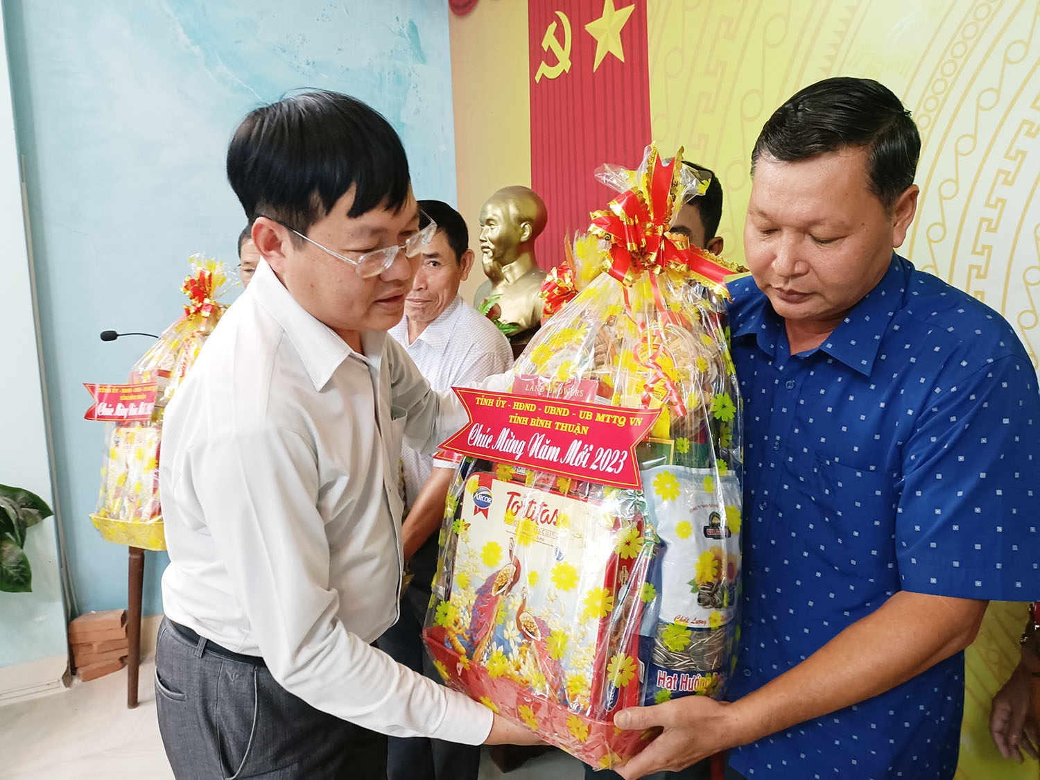 Người có uy tín huyện Tánh Linh (Bình Thuận) nhận quà của Đoàn công tác UBDT 