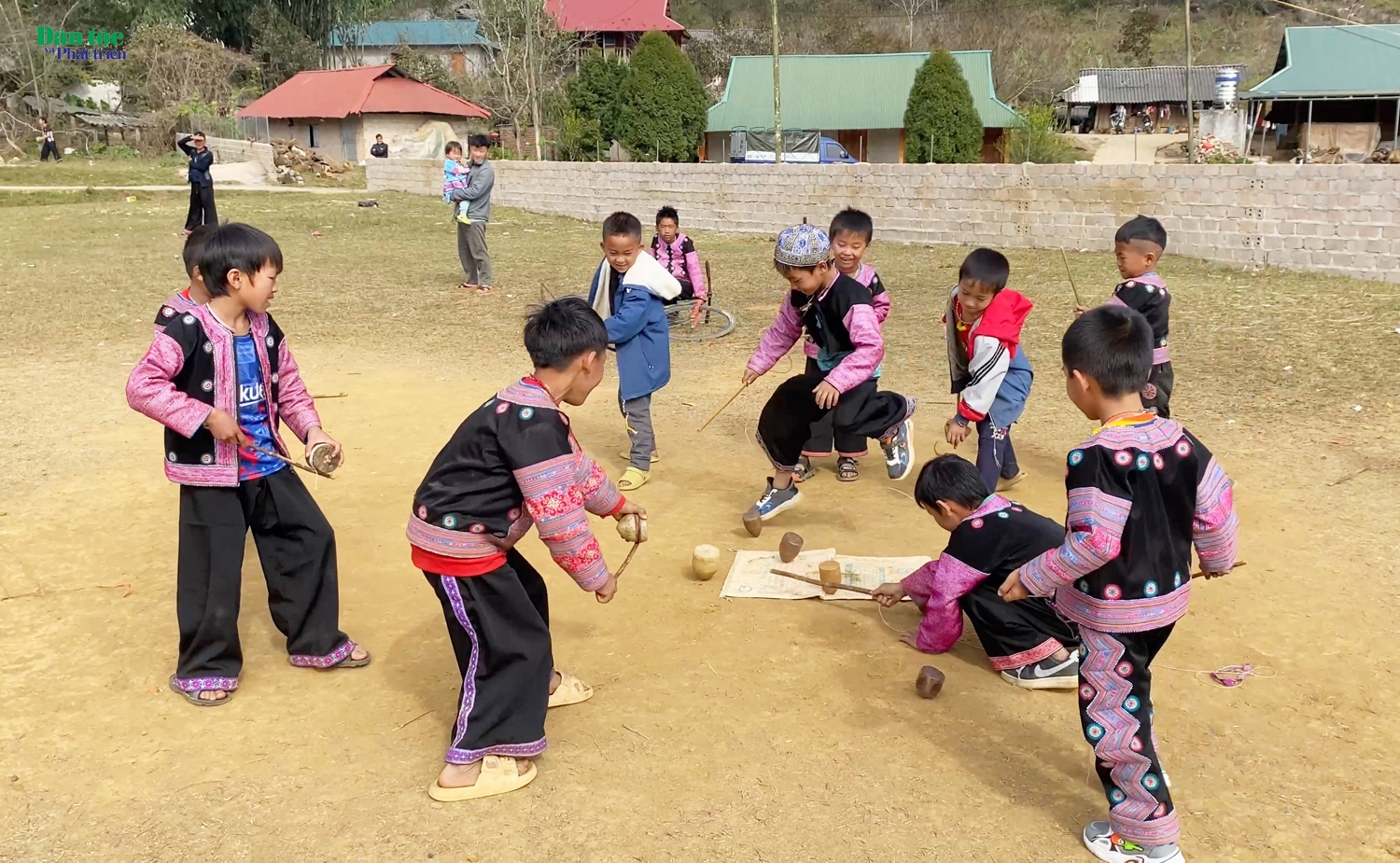 Một trò chơi dân gian mà bất kỳ cậu bé người Mông nào cũng biết chơi và rất yêu thích, là trò đánh “tù lu”. Các cậu bé đánh “tù lu” để thể hiện sức khỏe, độ khéo léo của mình trong việc đẽo gọt “tù lu”