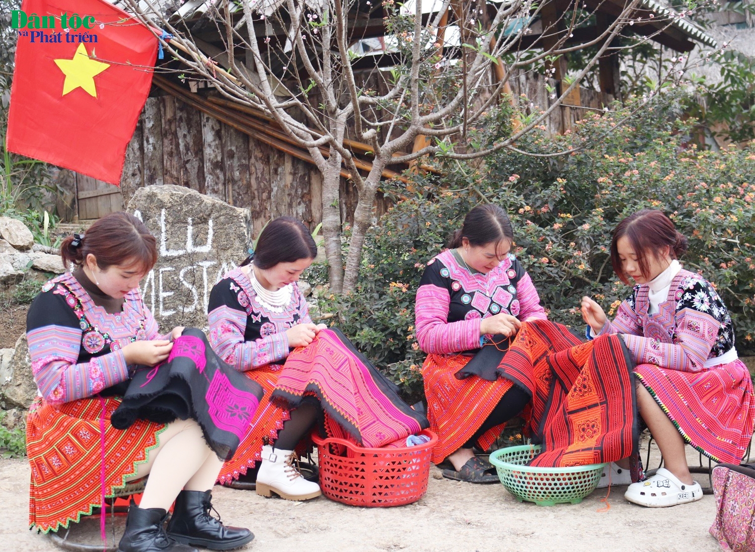 Phụ nữ Mông ai cũng biết thêu thùa, may vá. Những lúc rảnh dỗi, họ lại tranh thủ mang vải ra thêu để ngày tết người thân của họ ai cũng có bộ quần áo mới