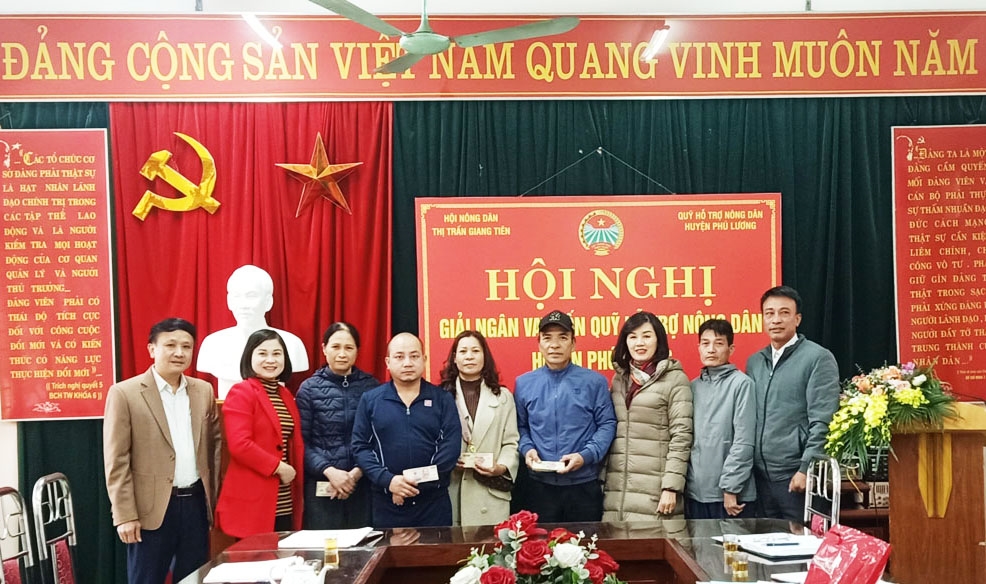 Các thành viên tham gia Dự án chăn nuôi lợn nái của Hội Nông dân thị trấn Giang Tiên nhận giải ngân 