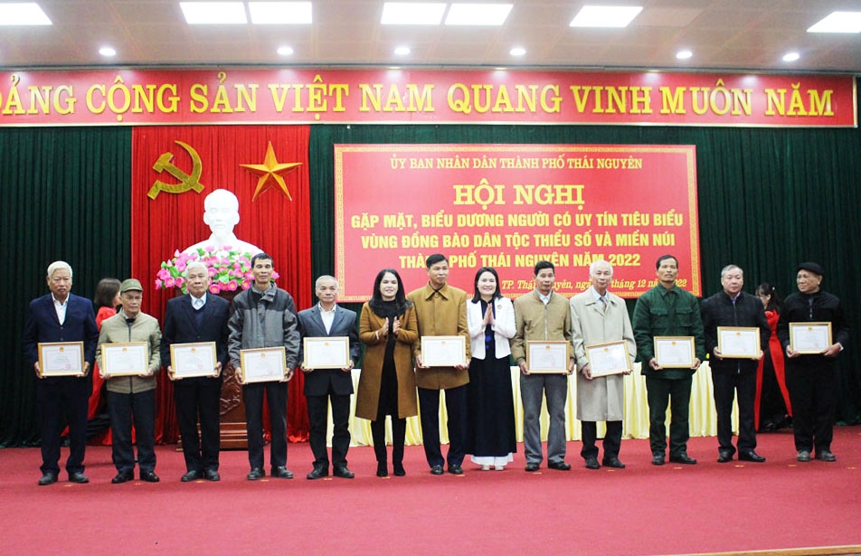 UBND Tp. Thái Nguyên tặng Giấy khen cho 13 Người có uy tín tiêu biểu năm 2022