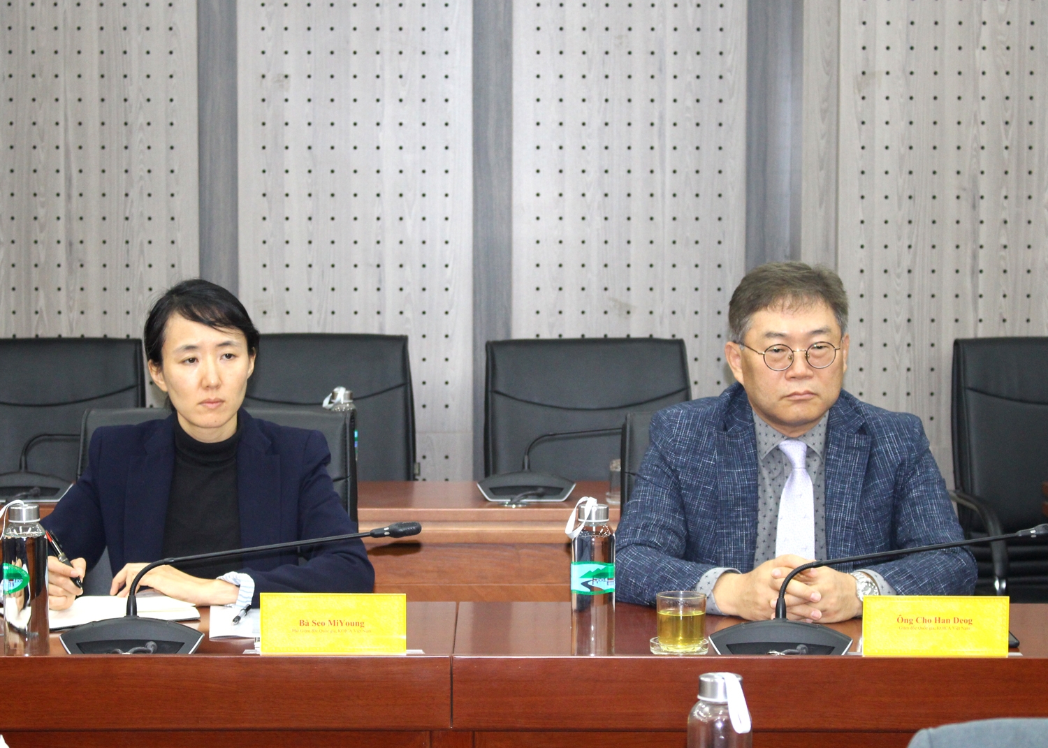 Ông Cho Han Deog - Giám đốc KOICA Việt Nam và bà Seo Miyoung, Phó Giám đốc KOICA Việt Nam tham dự buổi tiếp