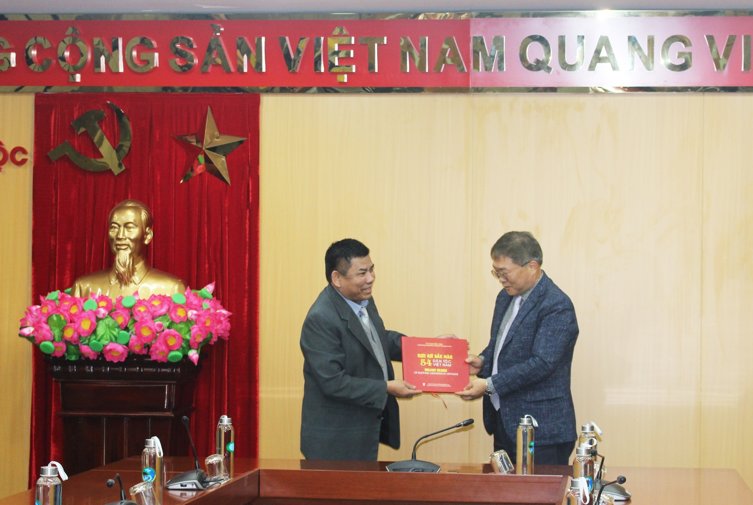 Thứ trưởng, Phó Chủ nhiệm Y Thông trao quà lưu niệm của UBDT cho ông Cho Han Deog - Giám đốc KOICA Việt Nam 