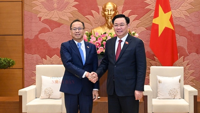Chủ tịch Quốc hội Vương Đình Huệ tiếp Đại sứ Vương quốc Campuchia Chay Navuth đến chào từ biệt nhân kết thúc nhiệm kỳ công tác tại Việt Nam - Ảnh: Báo Đại biểu nhân dân