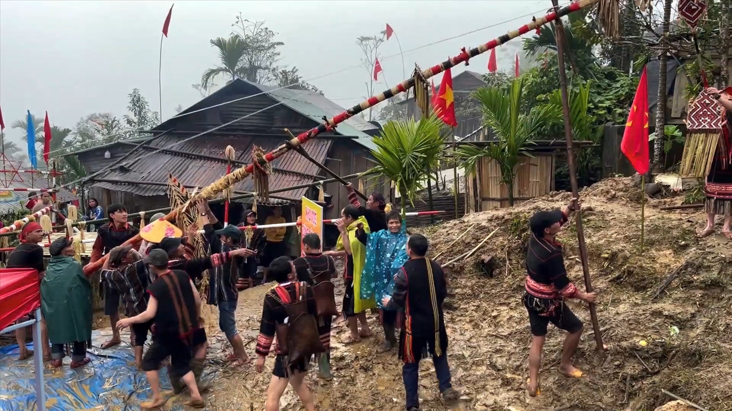 Các thanh niên trai tráng trong làng được huy động dựng cây nêu chuẩn bị cho Lễ cúng máng nước